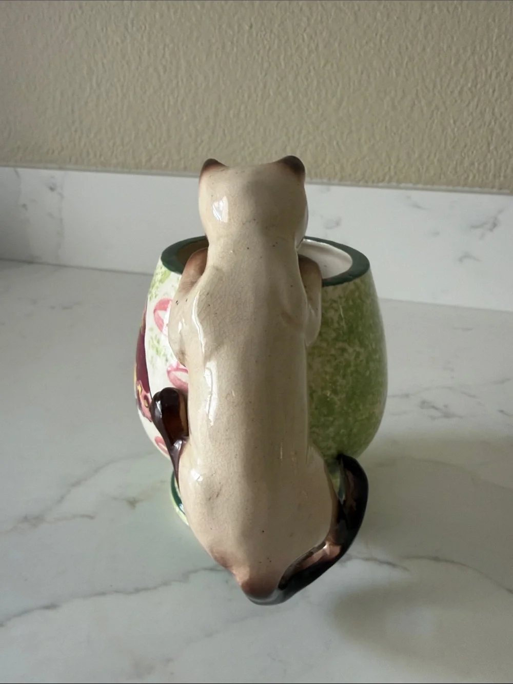 Vintage Siamese Cat on Cup